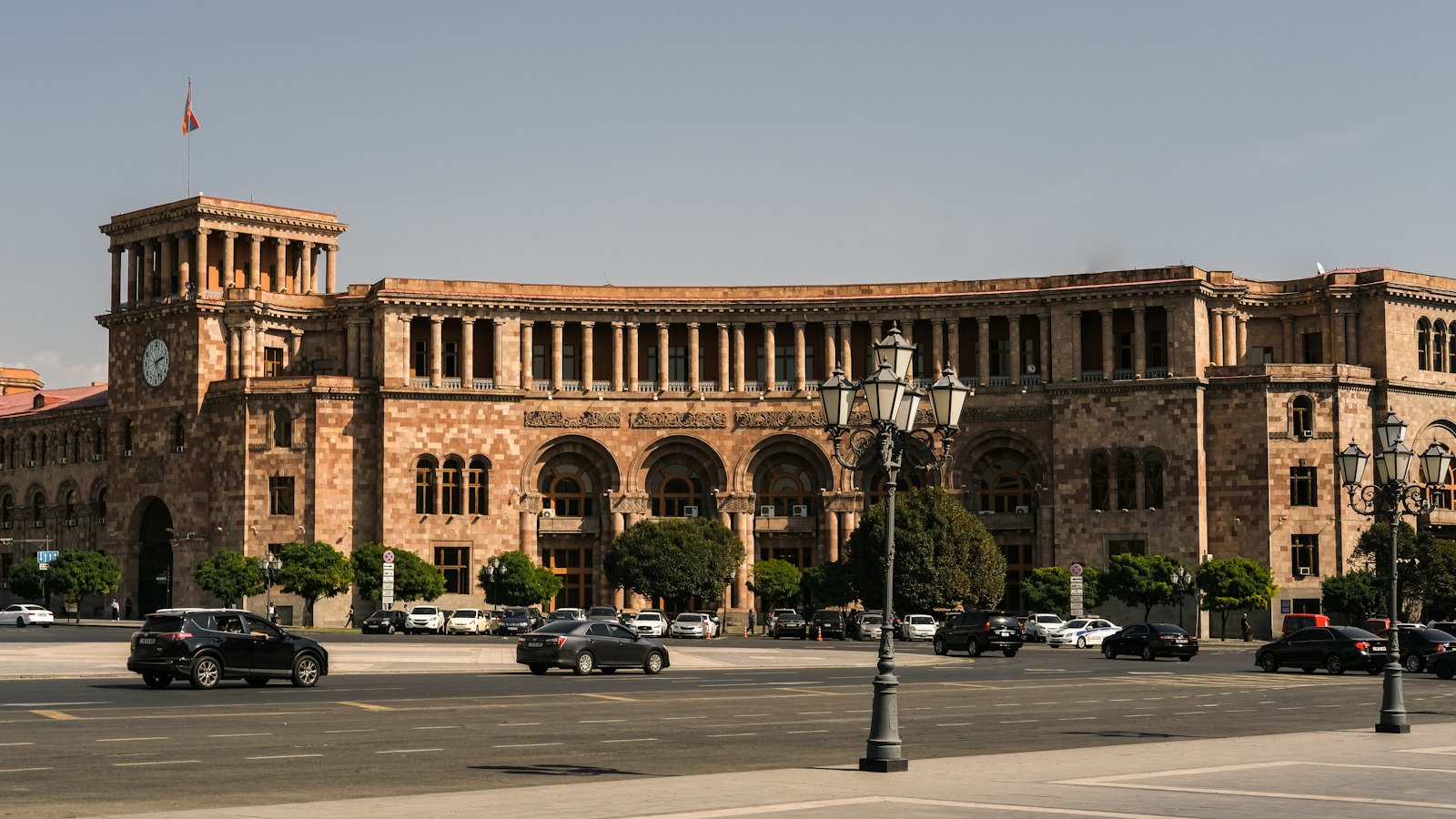 Կառավարության շենքը Երևանի Հանրապետության հրապարակում՝ վարդագույն տուֆե կամարներով և ժամացույցով աշտարակով